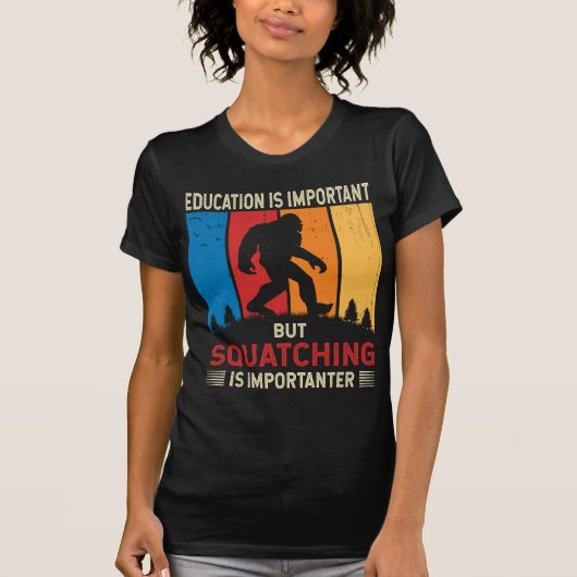 Squatching Is Importanter Funny Sasquatch Bigfoot  Tシャツ (正面)