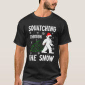 Squatching Through The Snow - Bigfoot Christmas Sa Tシャツ (正面)