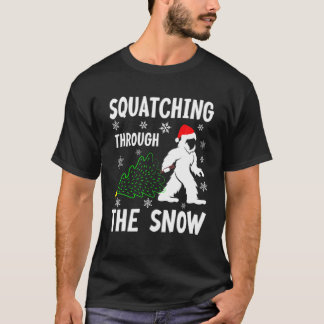 Squatching Through The Snow - Bigfoot Christmas Sa Tシャツ