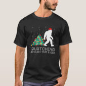 Squatching Through The Snow - Bigfoot Christmas Sa Tシャツ (正面)