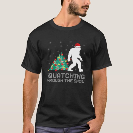 Squatching Through The Snow - Bigfoot Christmas Sa Tシャツ (正面)