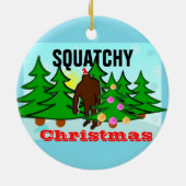 Squatchyのクリスマスのサスカッチの粘着性のクリスマス セラミックオーナメント (裏面)
