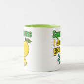 Squeeze Me, I Dare You™ Funny Lemon Mug – Two-Tone ツートーンマグカップ (中央)