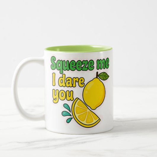 Squeeze Me, I Dare You™ Funny Lemon Mug – Two-Tone ツートーンマグカップ (左)