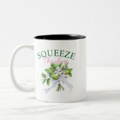 Squeeze The Day Coffee Mug: Funny Lemon Quote ツートーンマグカップ (左)
