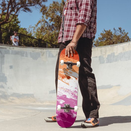 Squiggly Groovyトリップ(幻覚体験)のような抽象芸術レズビアンプライド国旗 スケートボード (室外2)