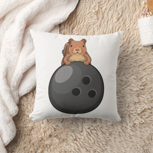Squirrel at Bowling with Bowling ball クッション (ブランケット)
