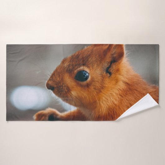SQUIRREL ON TREE TRUNK バスタオル (バスタオル)