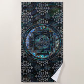 Sri Yantra/Sriのチャクラのアワビの貝および銀 ビーチタオル (正面)