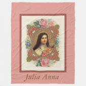 St.テレーズ小さい花のピンクのバラの十字架像 フリースブランケット (正面)