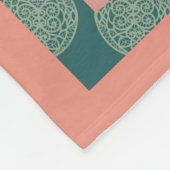 St.テレーズ小さい花のピンクのバラの十字架像 フリースブランケット (角)