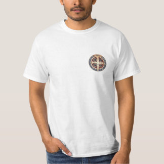 St.ベネディクトのメダルが付いている白いTシャツ Tシャツ