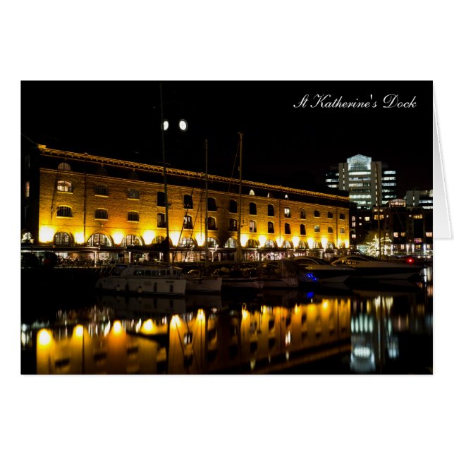 St Katherinesの波止場のロンドン夜眺め (正面横)