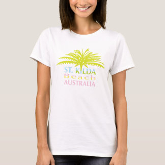 St.KildaのビーチのTシャツの女の子 Tシャツ