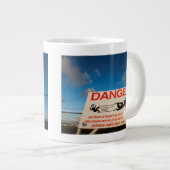 St. Maarten空港の近くの警告標識、 ジャンボコーヒーマグカップ (正面右)