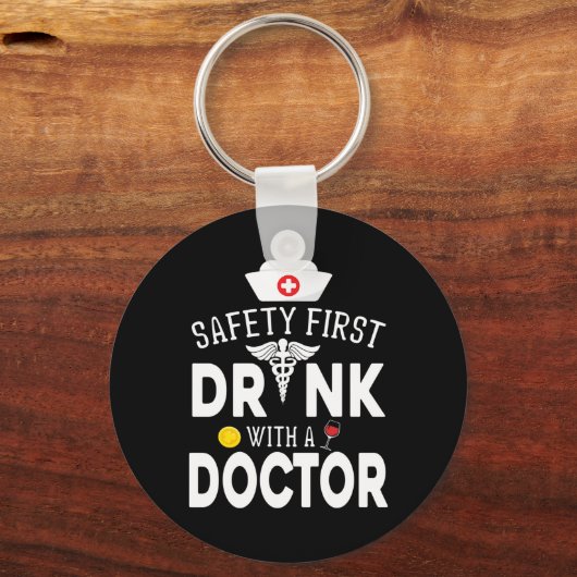 St Patで医師とワインを飲む際の安全性 キーホルダー (正面)