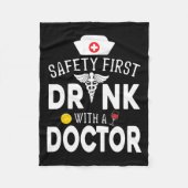 St Patで医師とワインを飲む際の安全性 フリースブランケット (正面)