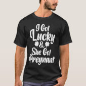 St Patrick Day Lucky Couple Pregnancy Announcement Tシャツ (正面)
