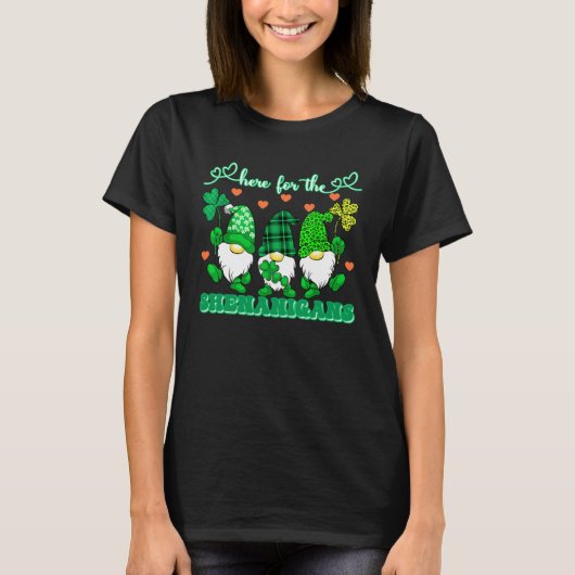St Patrick s Day Gnome Lucky Here For The Shenanig Tシャツ (正面)