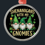 St Patrick’s Day Lucky Shamrock Gnome  メタルオーナメント<br><div class="desc">St Patrick’s Day Lucky Shamrock Gnome</div>