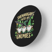 St Patrick’s Day Lucky Shamrock Gnome  ラウンド壁時計 (傾斜)