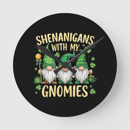 St Patrick’s Day Lucky Shamrock Gnome  ラウンド壁時計 (正面)