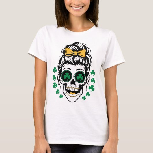 St. Patrick’s Day Skull with Shamrocks and Messy  Tシャツ (正面)