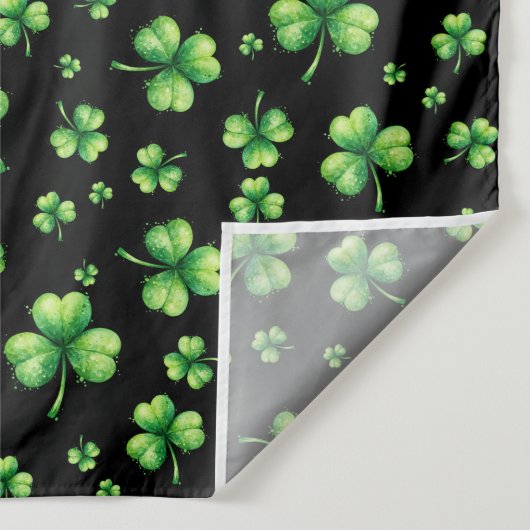 St. Patrick’s Day Watercolor Shamrock on black タペストリー (詳細)