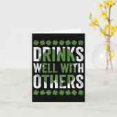 st patricks dayおもしろいは他のビールとよく飲む カード (黄色い花)