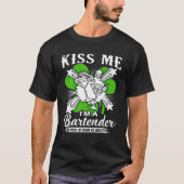 st patricks dayおもしろいキス私はバーテンダーか私 tシャツ (正面)