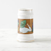 St patricks dayの帽子を飲むビールの男 ビールジョッキ (中央)