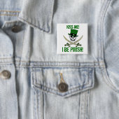 St patricks dayの海賊旗の海賊は"私に" Pin接吻します 缶バッジ (インサイチュ)