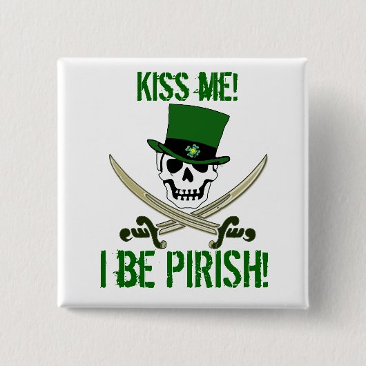 St patricks dayの海賊旗の海賊は"私に" Pin接吻します 缶バッジ (正面)