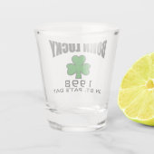 st patricks dayの誕生日の生まれる幸運なアイルランドのシャムロック ショットグラス (裏面)