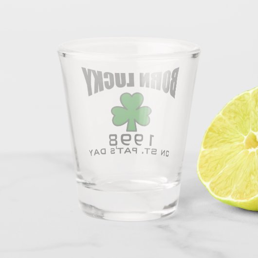 st patricks dayの誕生日の生まれる幸運なアイルランドのシャムロック ショットグラス (裏面)