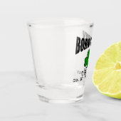 st patricks dayの誕生日の生まれる幸運なアイルランドのシャムロック ショットグラス (左)