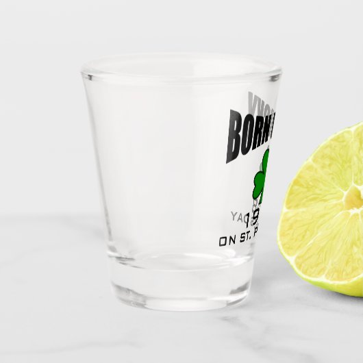 st patricks dayの誕生日の生まれる幸運なアイルランドのシャムロック ショットグラス (左)