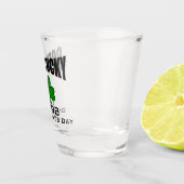 st patricks dayの誕生日の生まれる幸運なアイルランドのシャムロック ショットグラス (右)