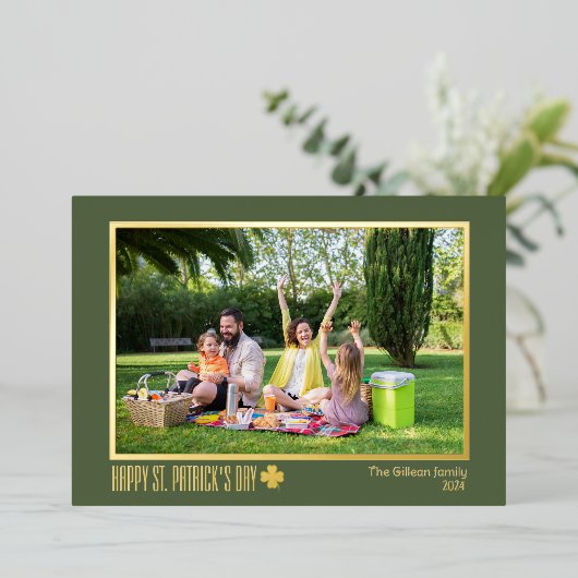 st patricks dayエレガントシャムロックの家族の写真 箔シーズンカード (立ち正面)