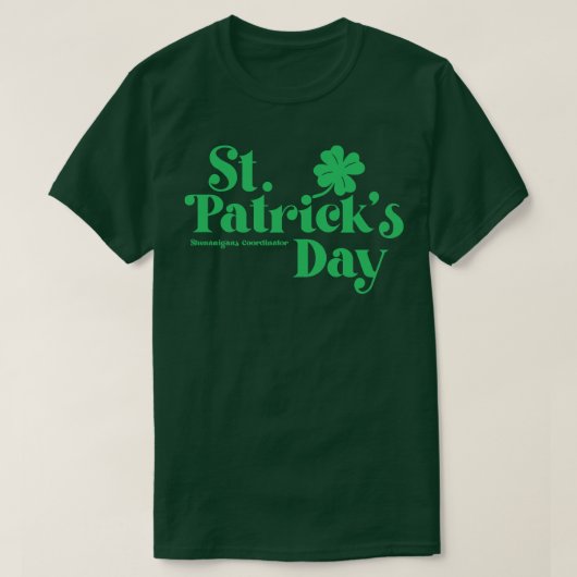 St patricks dayシェナニガンズコーディネーターグリーン文字 tシャツ (デザイン正面)