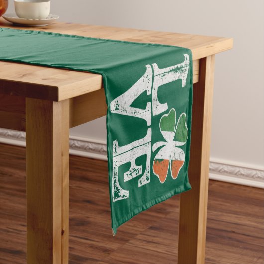 St patricks dayラブラッキーアイリッシュシャムロックグリーン ショートテーブルランナー (インサイチュ)