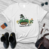 St patricks day、運の良いTシャツを押しながら Tシャツ
