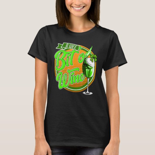 St Patrick's Day A Wee Bit O' Wine Funny Mom Women Tシャツ (正面)