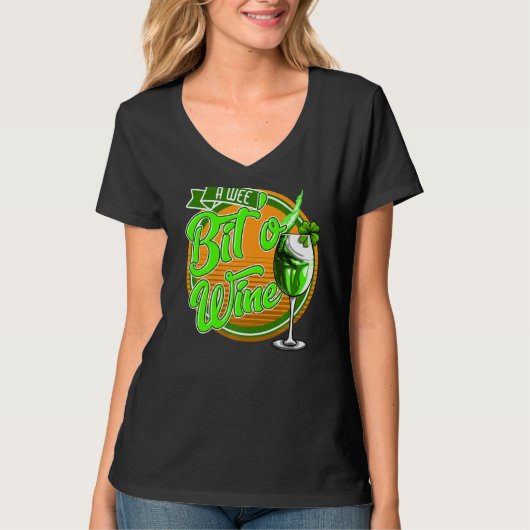 St Patrick's Day A Wee Bit O' Wine Funny Mom Women Tシャツ (正面)