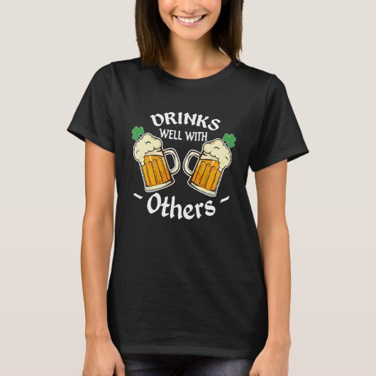 St Patricks Day Drinking Drinks Well With Other Tシャツ (正面)