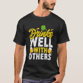 St Patricks Day - Drinks Well With Others Tシャツ (正面)