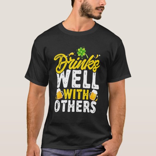 St Patricks Day - Drinks Well With Others Tシャツ (正面)