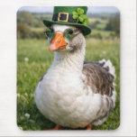 St. Patrick's Day Goose マウスパッド<br><div class="desc">A goose,  sporting a small St. Patrick's Day hat with a four-leaf clover and glasses,  stands in a grassy field beneath a clear sky</div>