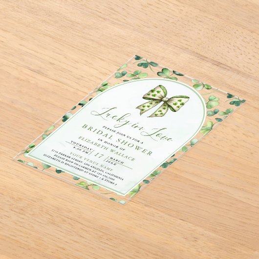 St Patrick's Day Green Shamrock Bow Bridal Shower アクリル招待状 (レイダウン)