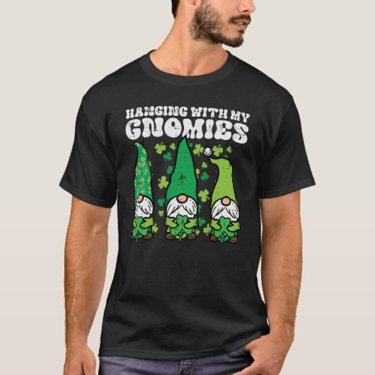 St Patricks Day Hanging With Gnomies Gnomes Men Wo Tシャツ (正面)